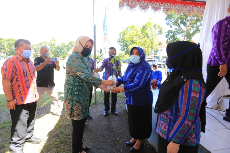 Tatong Bara Serahkan Bantuan Bibit Buah-buahan Kepada Oraganisasi Wanita