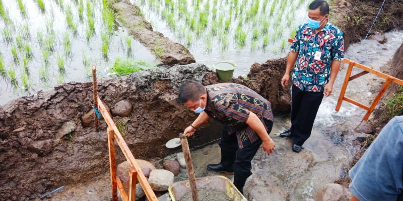 Nayodo Lakukan Peletakan Batu Pertama Pembangunan Irigasi Persawahan Tumobui