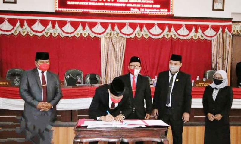 Untuk peningkatan daerah ini dibuktikan dengan data rilis badan pusat statistik dimana menunjukan pertumbuhan ekonomi kita naik 6,4 persen pada tahun 2019. Begitu juga pada indeks pertumbuhan manusia (IPM) dalam 4 tahun terahir ini menunjukan tren yang positif. Dimana, Tahun 2016 63,92 persen dan tahun 2019 naik menjadi 65,28 persen. Lebih lanjut, kata Iskandar, selama ini pemerintah memprioritas kebijakan penurunan ketimpangan angka hidup dan rata-rata lama sekolah dengan meningkatkan sarana dan prasarana rumah sakit dan peningkatan jumlah tenaga kesehatan. Disamping itu, upaya mengurangi ketimpangan melek huruf dan rata-rata lama sekolah secara berlahan setiap tahun dapat kita selesaikan dengan meningkatkan jumlah dan pemerataan distribusi kualitas guru serta menekan angka putus sekolah dengan peningkatan beasiswa pendidikan. “Apresiasi dan ucapan terima kasih yang tinggi saya sampaikan kepada pimpinan dan seluruh anggota dewan telah berikan dukungan dan kerja sama yang baik dengan pemerintah Daerah dalam melaksanakan berbagai program dan kegiatan pembangunan Daerah,” pungkas Iskandar.