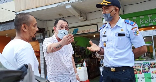 Dilarang Parkir di Depan Tokonya, Para Pelaku Usaha Adu Mulut dengan Petugas
