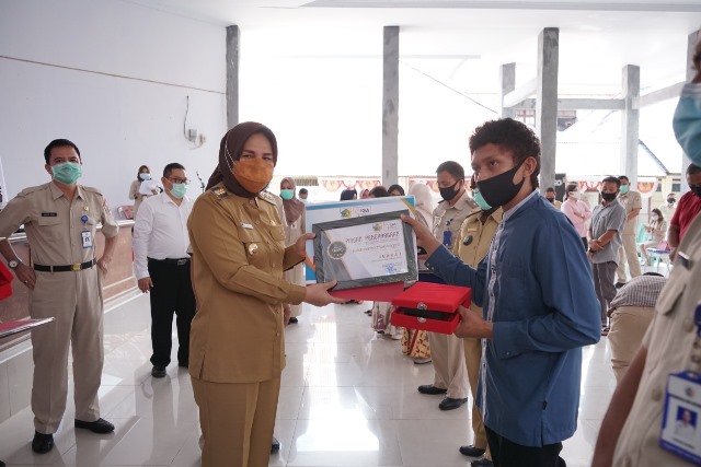 Tatong Bara Serahkan Hadiah Lomba IGA 2020