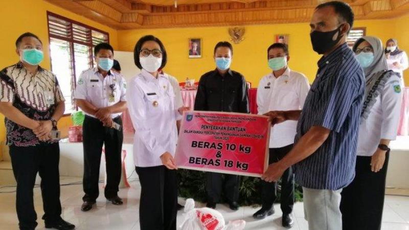 Yasti-Yanny Keliling Dumoga Raya Serahkan Bansos Tahap Empat