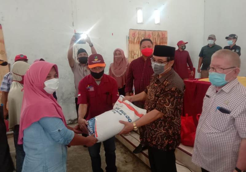 Pemkab Bolsel Salurkan Bantuan Sembako Dampak Covid-19 dan BSB untuk KPM PKH