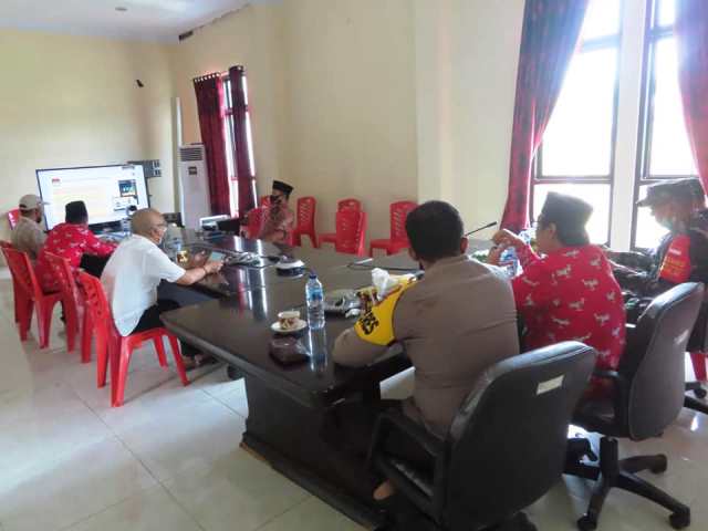 Pjs Bupati Bersama Unsur Forkopimda dan KPU Bolsel Mengikuti Rakor Anev Via Vidcon