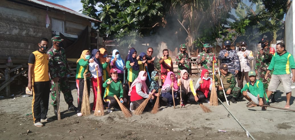 TNI-Polri Kerja Bakti Bersihkan Sampah Pantai Paleleh