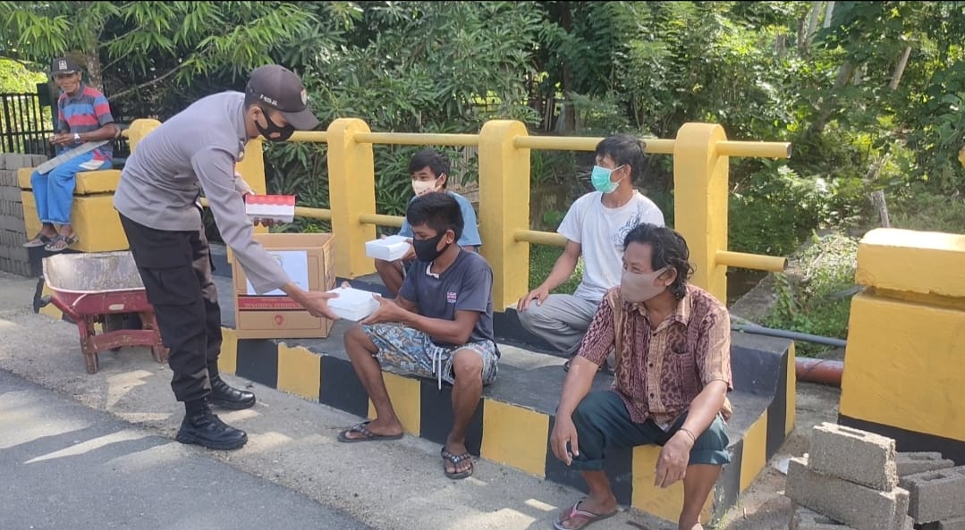 Peduli Sesama, Bhayangkari Buol Bagikan Paket Makanan Siap Saji
