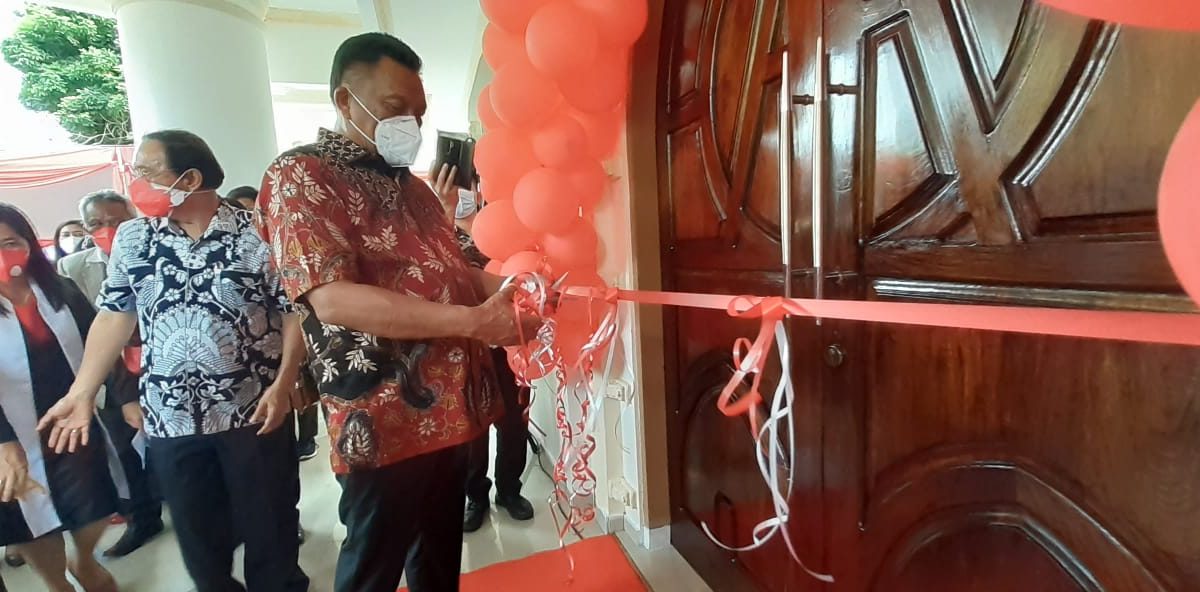 Olly Disambut Tarian Adat Kabasaran Saat Peresmian Rumah Ibadah di Minahasa