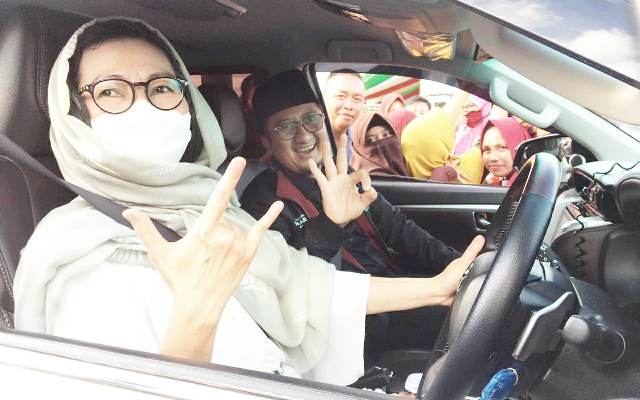 Kendarai Mobil Sendiri, YSM dan Ustaz Yusuf Mansur Kompak Angkat Tiga Jari