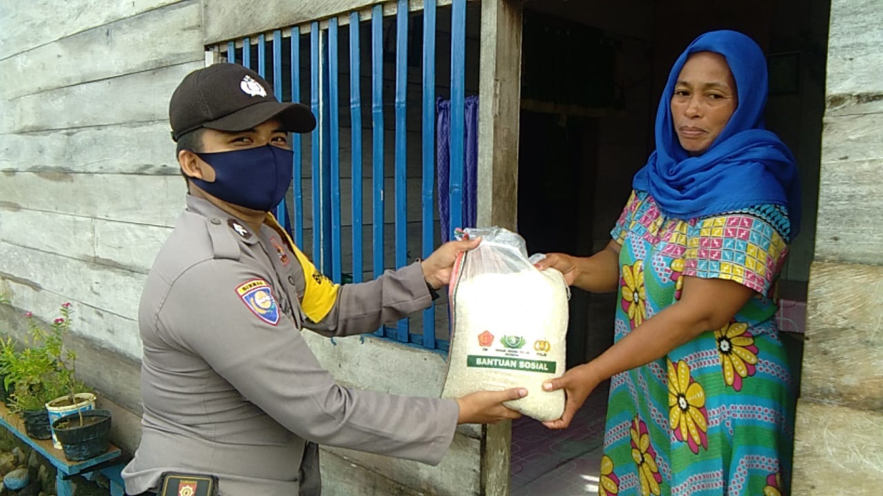 Polsek Dan Koramil Momunu Salurkan 495 Kg Beras Bansos Terdampak Covid-19
