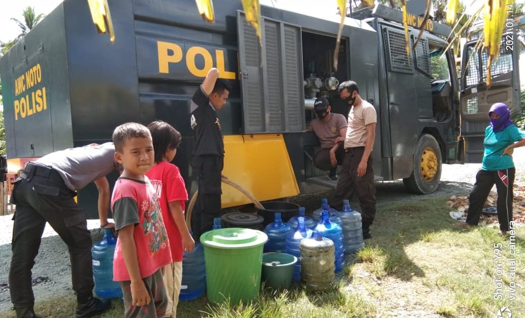Polres Buol Pasok Ribuan Liter Air Bersih Untuk Korban Banjir