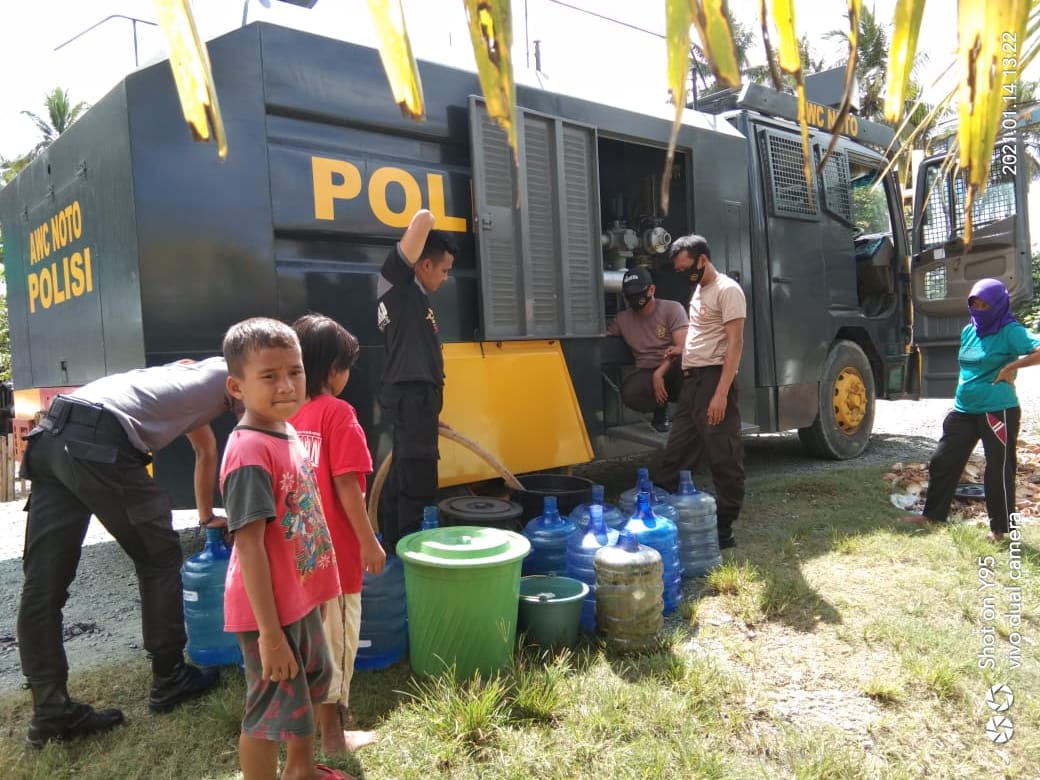 Polres Buol Pasok Ribuan Liter Air Bersih Untuk Korban Banjir