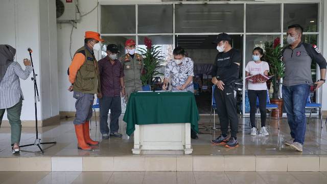 Pemkot Kotamobagu Serahkan Bantuan Bencana Alam di Manado