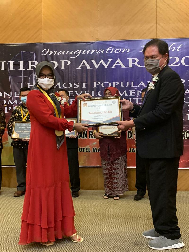Rante Hattani Dinobatkan sebagai Woman Development Award 2021