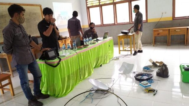 Diskominfo Bolmong Beri Materi Alat Jaringan dan Web Server di SMK Negeri Sangtombolang