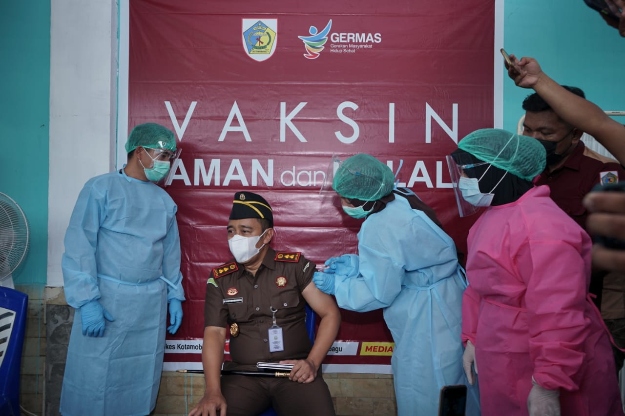 Kepala Kejaksaan Negeri Kotamobagu Jadi Orang Pertama yang Lulus di Vaksin