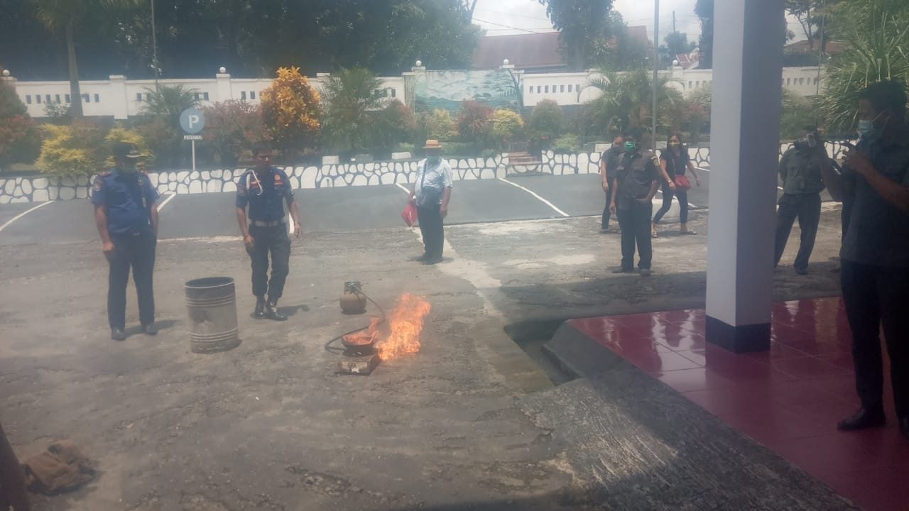 Damkar Kotamobagu Bersama PN Kotamobagu Lakukan Sosialisasi dan Simulasi Penyelamatan Kebakaran