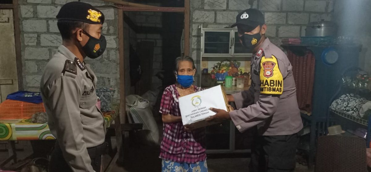 Bhabinkamtibmas Tolau Salurkan Bantuan Bhayangkari Cabang Buol