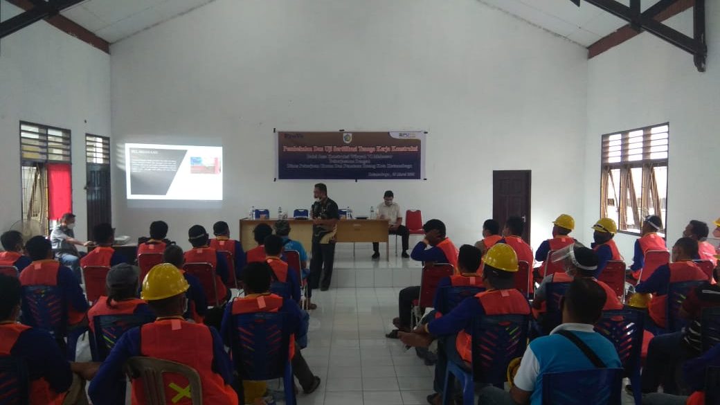 Puluhan Tenaga Konstruksi Ikut Pembekalan dan Uji Sertifikasi di Dinas PUPR Kotamobagu