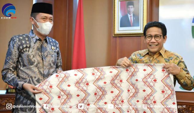 Kunker ke Kementerian Desa PDTT, Iskandar dan Deddy Berikan Cendera Mata Pinahangi