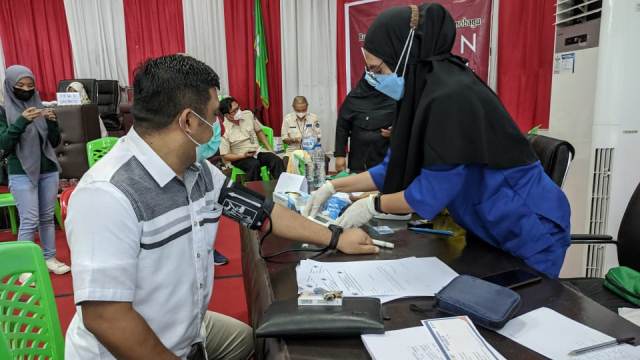 Pimpinan dan Anggota DPRD Kota Kotamobagu Jalani Vaksin Covid-19