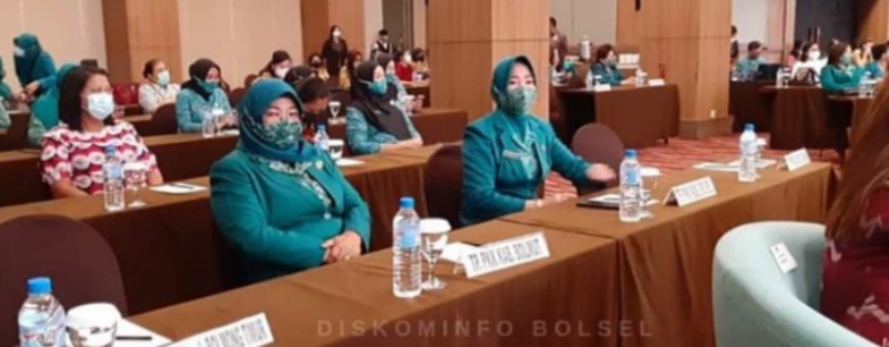 KOTAMOBAGU – Pemerintah Kota (Pemkot) Kotamobagu berhasil meraih penghargaan dari Komisi Aparatur Sipil Negara (KASN) tahun 2021 untuk kategori Kepatuhan dan Kualitas Tata Kelola Seleksi Terbuka Pengisian Jabatan Pimpinan Tinggi (JPT) tingkat Kabupaten/Kota. Penghargaan dengan Kategori BAIK dari KASN tersebut, disampaikan pada kegiatan sosialisasi penerapan manajemen kinerja, tata cara pengisian Jabatan Pimpinan Tinggi (JPT) dan disiplin kinerja PNS, di Gedung Serba Guna Kantor Gubernur Sulut, Senin (19/4) kemarin. Kapala Badan Kepegawaian Pendidikan dan Pelatihan (BKPP) Kotamobagu, Sarida Mokoginta, mengatakan, penghargaan ini diberikan sebagai apresiasi pemerintah pusat melalui KASN dan KemenPAN-RB kepada pemerintah daerah yang telah berhasil melaksanakan lelang jabatan tinggi pratama secara transparan, objektif, kompetitif, dan akuntabel. “Alhamdulillah Pemkot Kotamobagu mendapat penghargaan dengan kategori BAIK dari KASN terkait kepatuhan dan kualitas pengisian JPT Pratama yang sudag sesuai ketentuan perundang-undangan,” kata Sarida, Selasa (20/4). Atas hasil ini, lanjut Sarida, pihaknya akan terus berkomitmen dalam mendukung terciptanya reformasi birokrasi, sehingga upaya untuk menciptakan ASN yang berkualitas dapat dioptimalkan guna mengawal kepentingan masyarakat, utamanya dalam mendukung akselerasi pembangunan dan terciptanya kesejahteraan rakyat. “Penghargaan ini tentu menjadi cambuk, untuk terus berusaha maksimal dalam berinovasi mendukung akselerasi pembangunan serta peningkatan sumber daya manusia ASN,” pungkasnya.