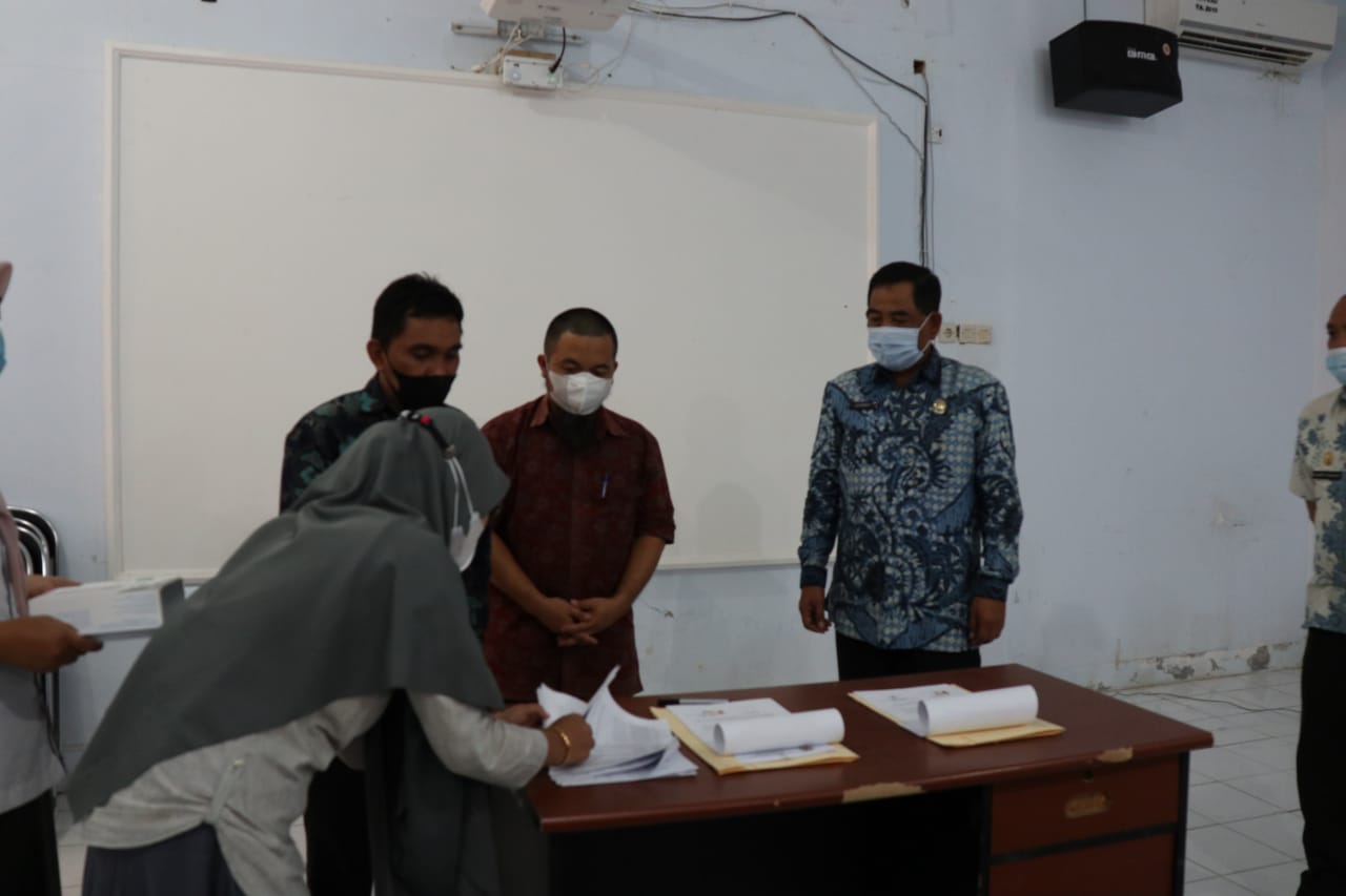 KPU Buol Serahkan Thermo Gun Kepada Pemkab Buol