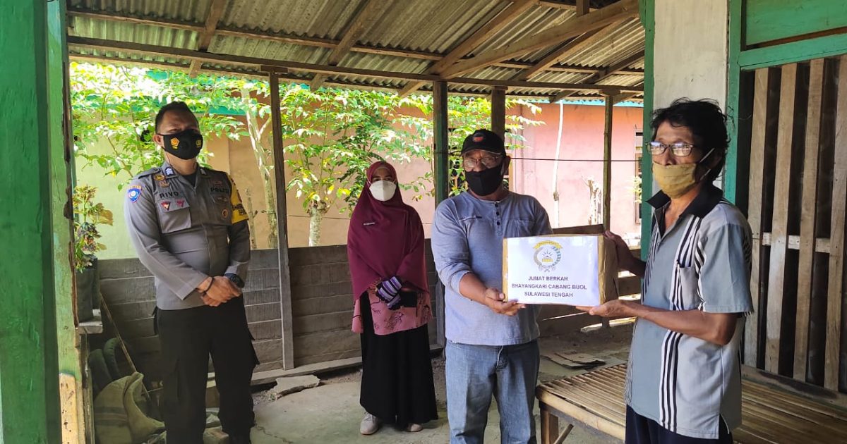 Bansos Jumat Berkah Bhayangkari Buol Kembali Berbagi
