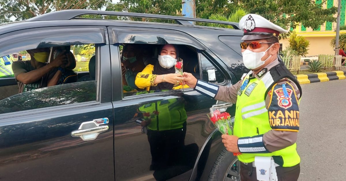 Satlantas Polres Buol Berbagi Kebahagiaan di Hari Kartini