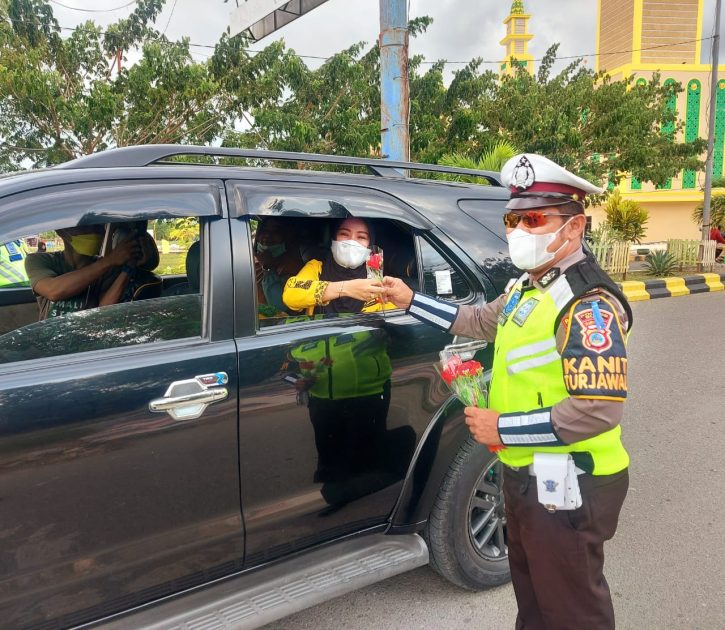 Satlantas Polres Buol Berbagi Kebahagiaan di Hari Kartini