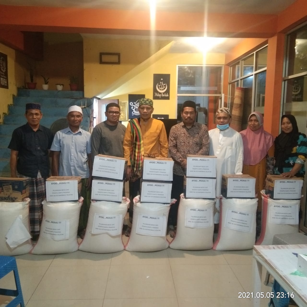 Gandeng IBoss Cafe dan Peserta Praker, MWC NU Kotsel Berbagi Sembako Kepada Warga Desa