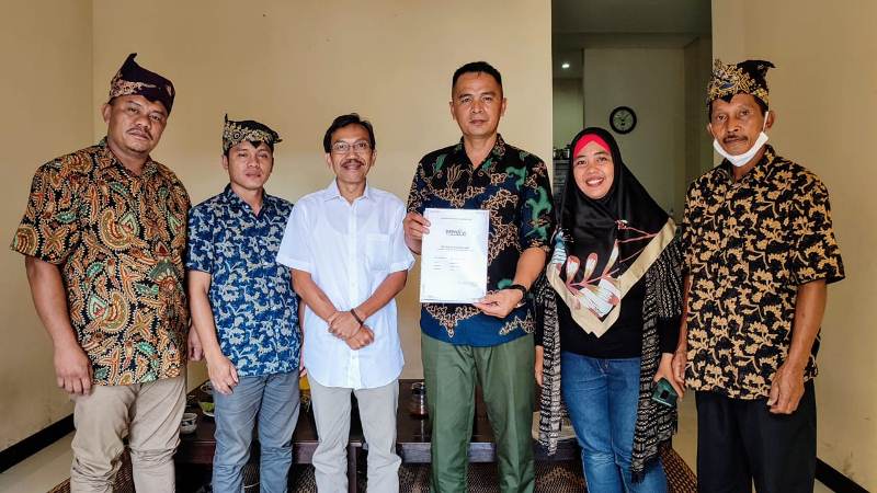 Pengurus Harian Komunitas Adat Hulu Ongkag Terima Sertifikat dari BRWA Pusat