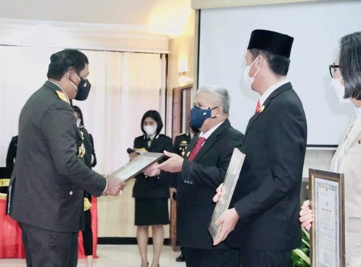 Bupati Bolmut Terima Penghargaan dari Kapolda Sulut