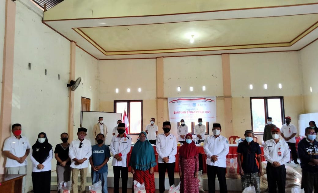 Berlakukan PPKM Bupati dan Wabup Serahkan Bantuan CBP