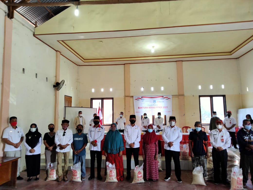Berlakukan PPKM Bupati dan Wabup Serahkan Bantuan CBP