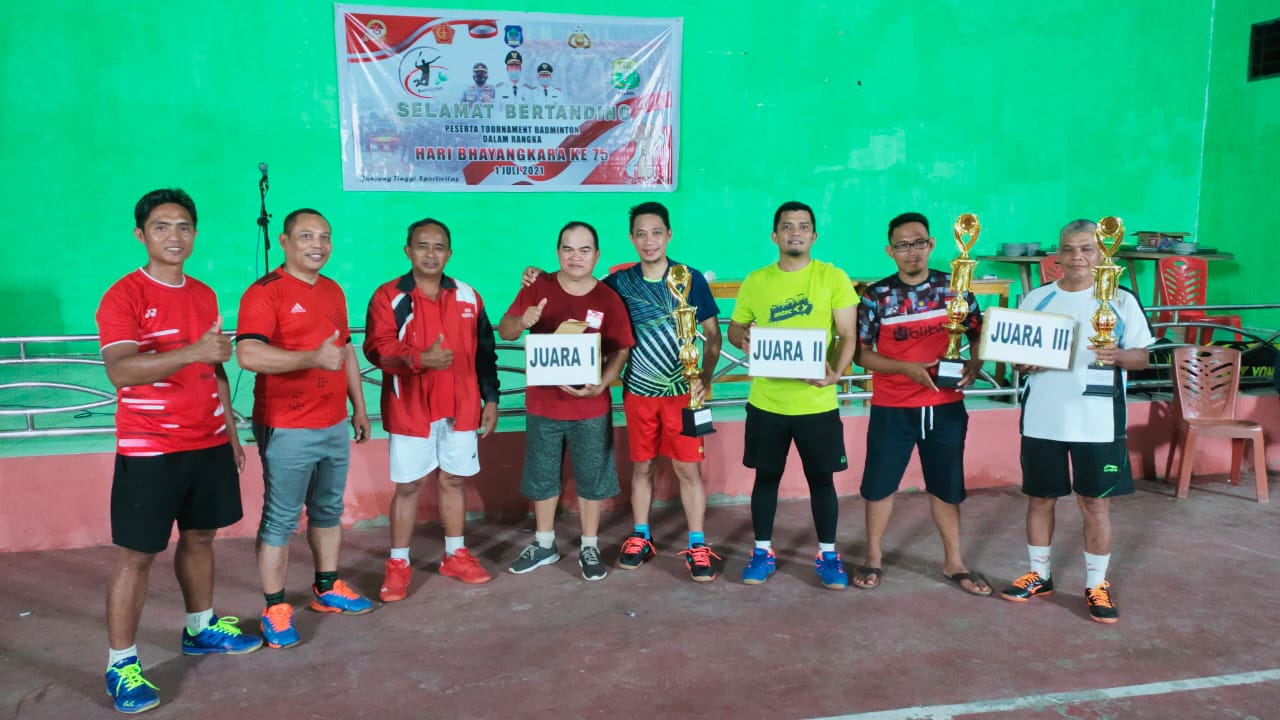 Wakili Bupati Bolsel, Marwan Tutup Turnamen Bulutangkis yang Digelar Polsek Pinolosian