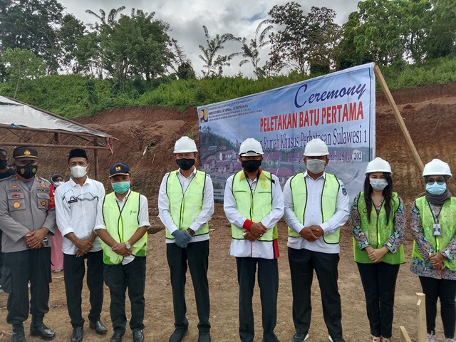 H2M Bersama Bupati dan Wabup Bolsel Lakukan Peletakan Batu Pertama Rumah Nelayan di Desa Tabilaa