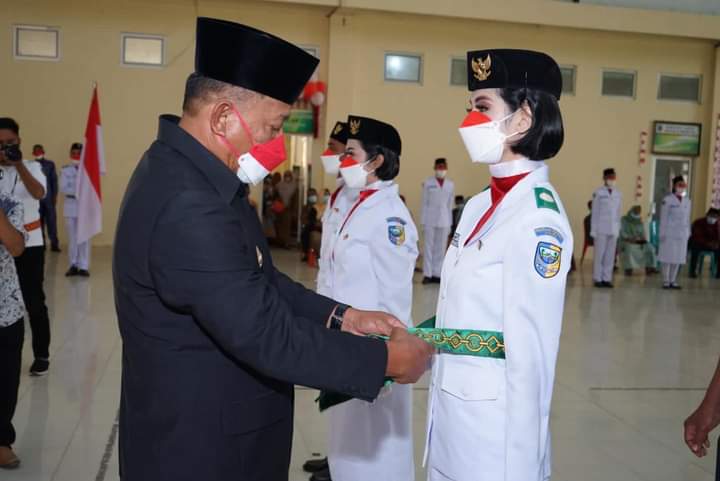 Bupati Kukuhkan Pasukan Pengibar Bendera Merah Putih Bolmut 2021