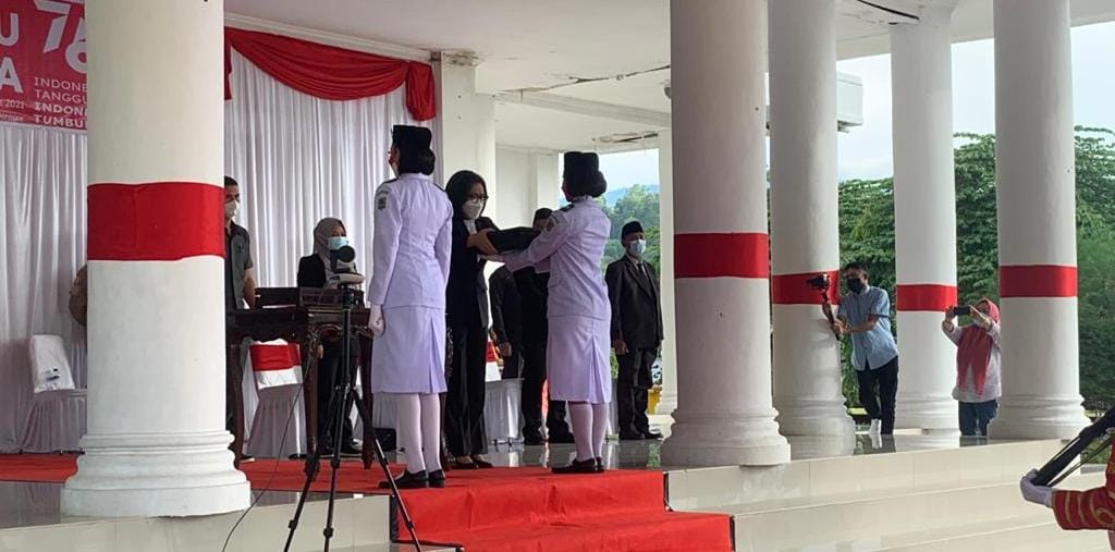 Bupati Yasti Serahkan Duplikat Bendera Merah Putih
