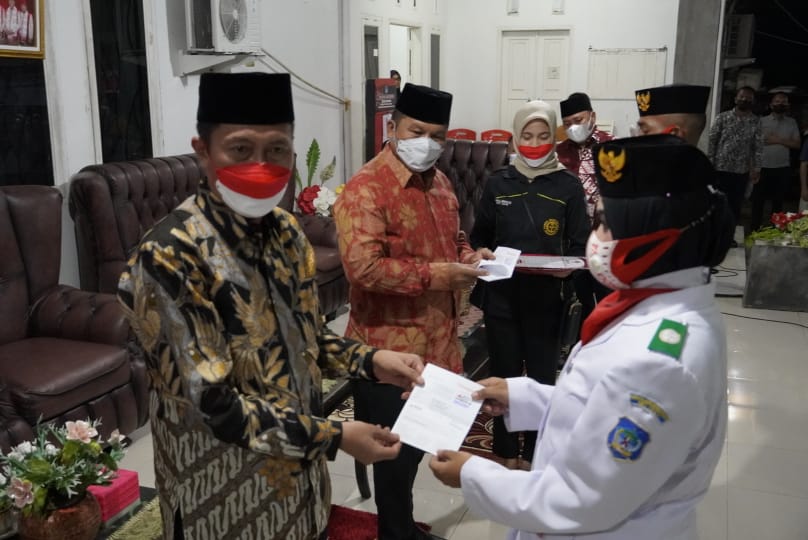 33 Anggota Paskibraka Bolsel Dikukuhkan Menjadi Duta Vaksin dan Masker