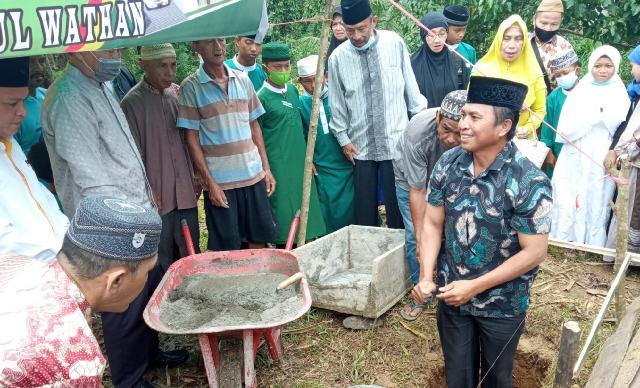 Sekda Bolmong Pimpin Peletakan Batu Pertama Pembangunan Pesantren Tahfizh Qur’An Darul Ikhlas Nahdlatul Wathan