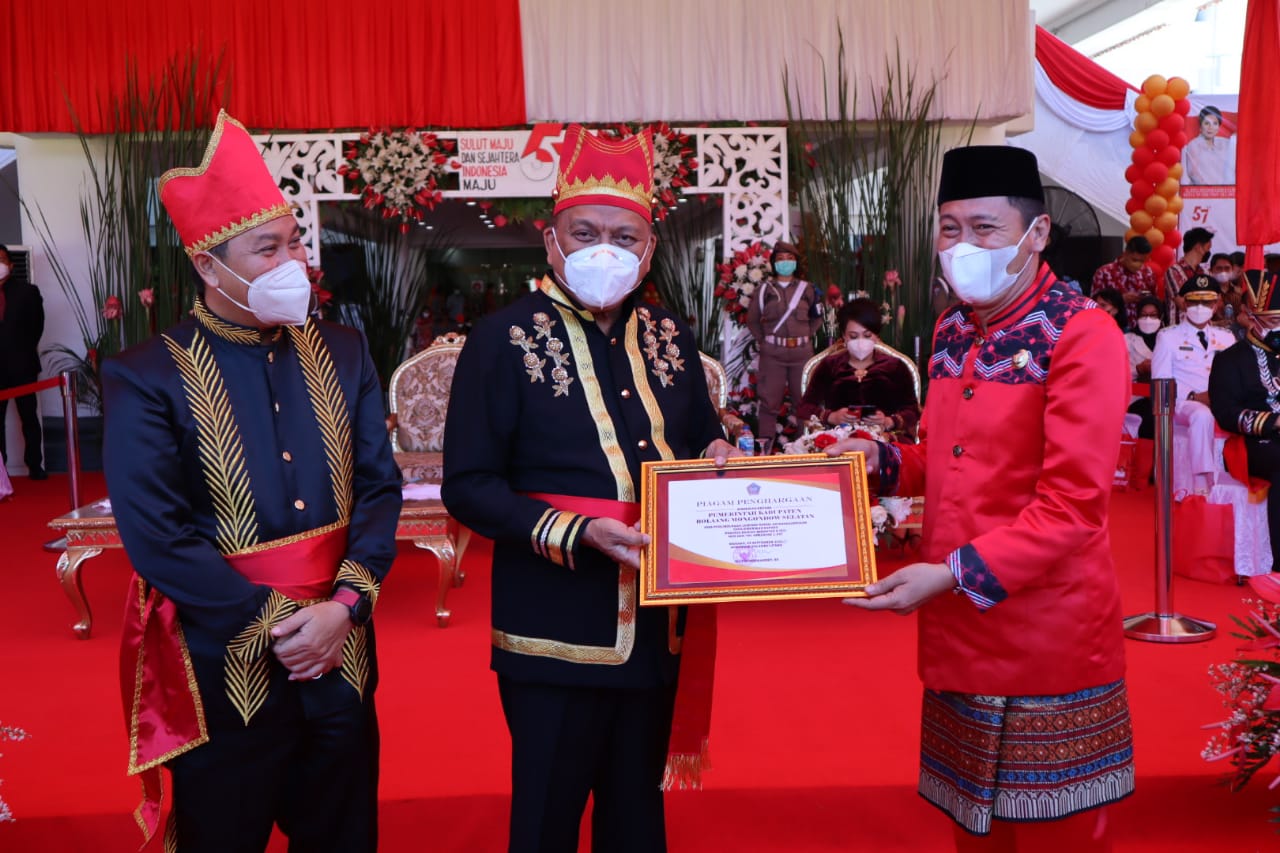 Momen HUT ke-57 Provinsi Sulut, Bupati Bolsel Terima Penghargaan dari Gubernur Olly Dondokambey