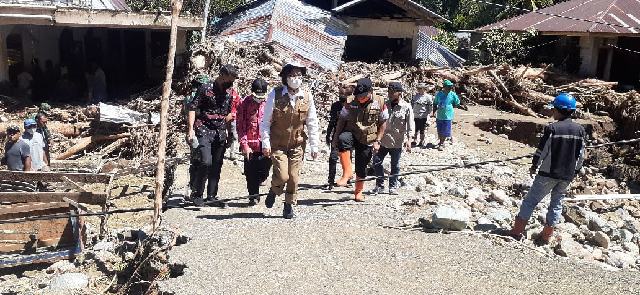 Bupati Yasti Kunjungi Lokasi Banjir Bandang di Kecamatan Sangtombolang