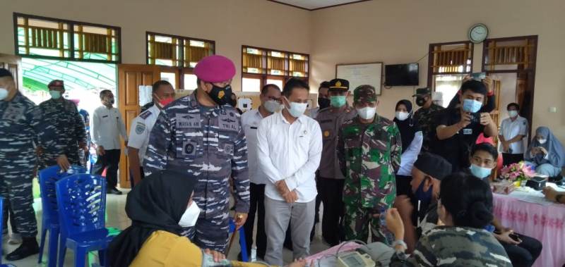 Warga Bolmong Antusias Ikut Serbuan Vaksinasi Maritim
