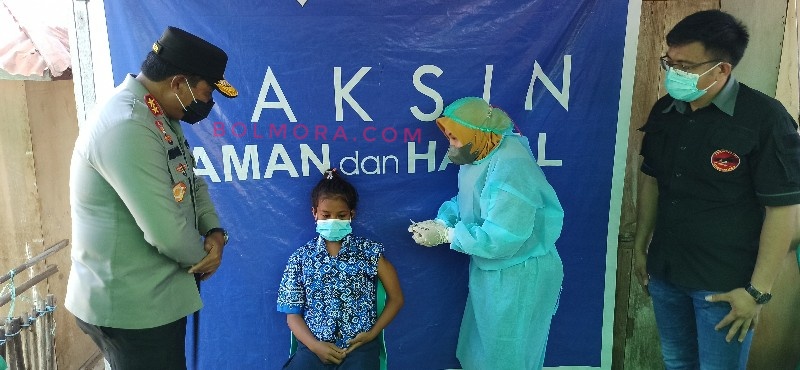 Kapolda Sulut semangati siswi SMP Kotabunan saat divaksin