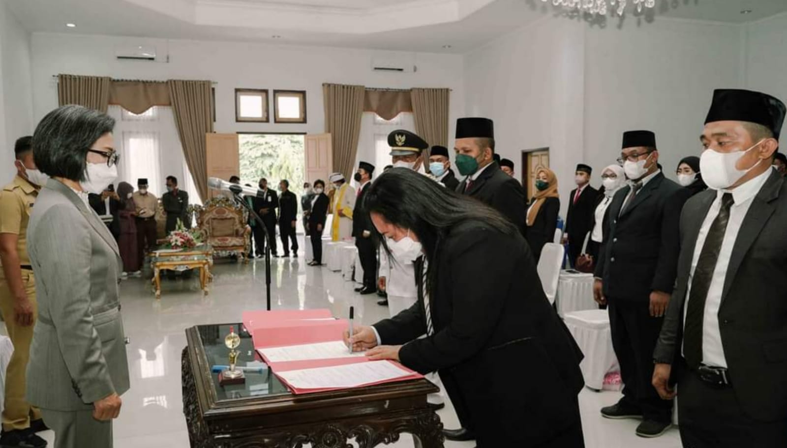 Julin Papuling Resmi Jabat Kadis Kesehatan, Ini Pesan Tegas Bupati Yasti