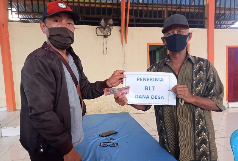 Pemdes Buyat Induk Salurkan BLT Kepada 38 Kepala Keluarga