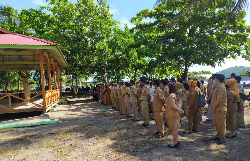 Aparat Desa dan BPD se-Kecamatan Kotabunan Apel Pagi di Pantai Bubuan