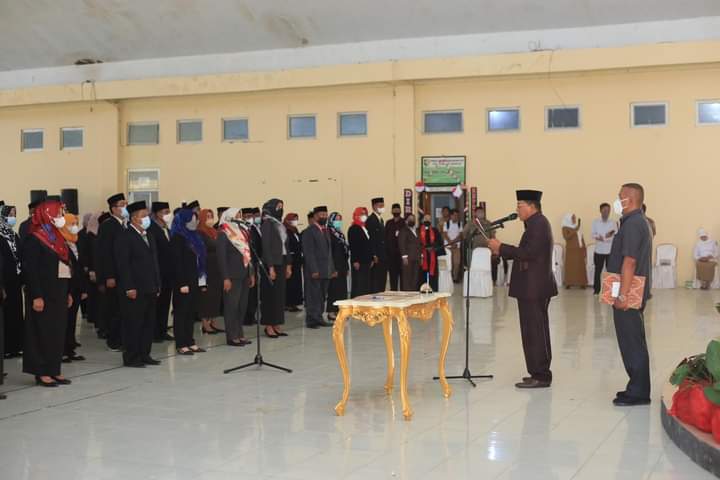 Bupati Kabupaten Bolaang Mongondow Utara (Bolmut) Drs. Hi. Depri Pontoh, mengambil sumpah jabatan dan melantik pejabat struktural administrator dan pengawasan, serta pejabat fungsional di lingkungan Pemkab Bolmut