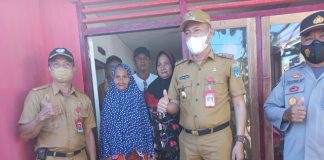 Bupati Iskandar Kamaru Serahkan Kunci Bedah Rumah kepada Nenek Soro