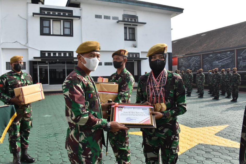 Danpussenarmed Terima Piagam Penyusunan Laporan Keuangan UAKPA